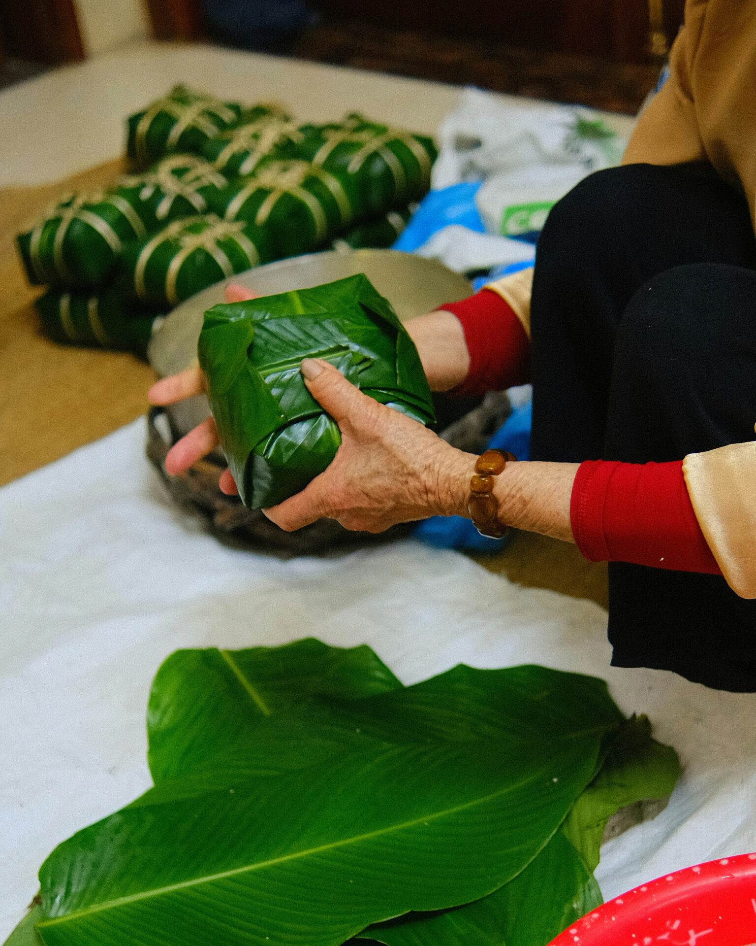 hands wrapping banh chung